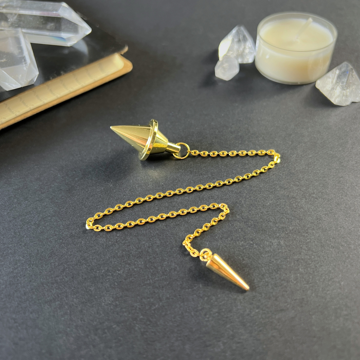 Pendule double cône dorée avec breloque pique