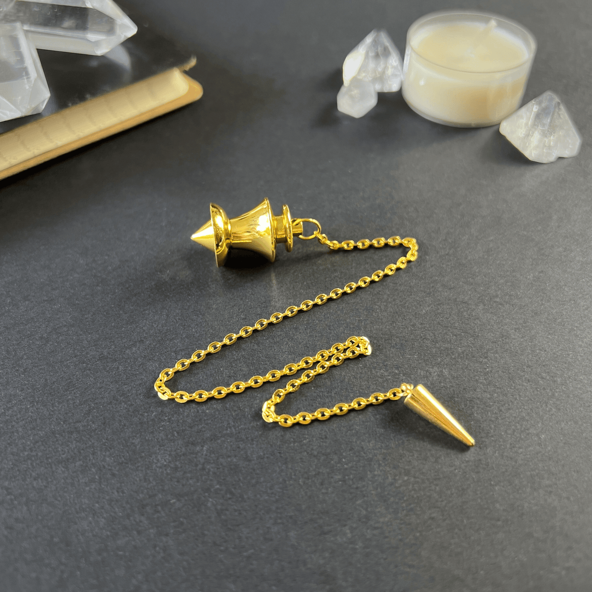 Pendule de radiesthésie à pointe dorée et dôme en métal avec breloque pointe