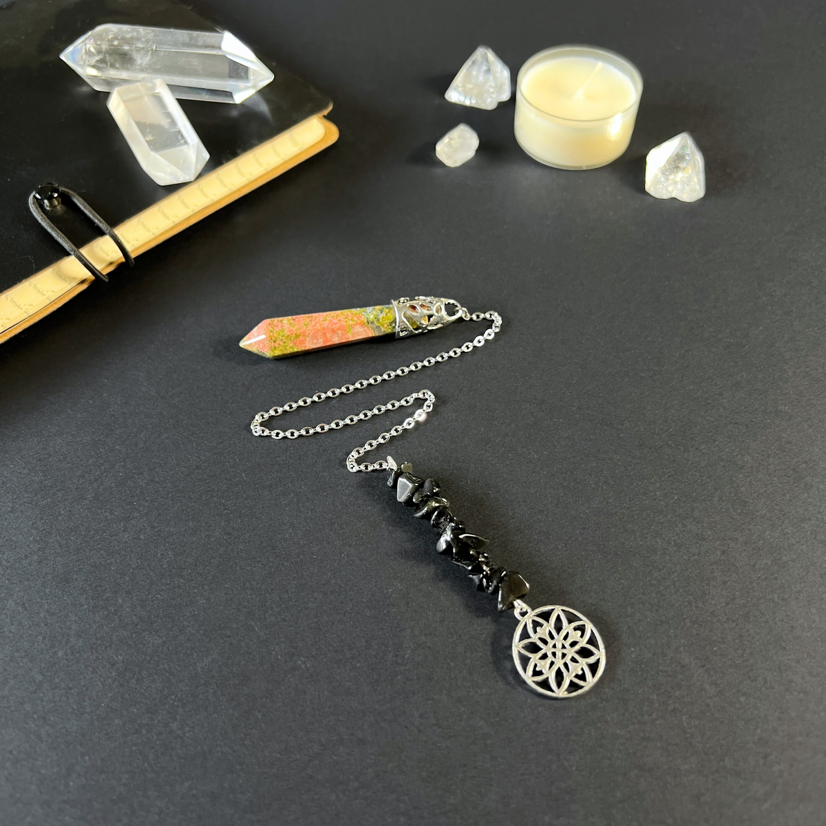 Pendule fleur géométrique perles unakite et obsidienne