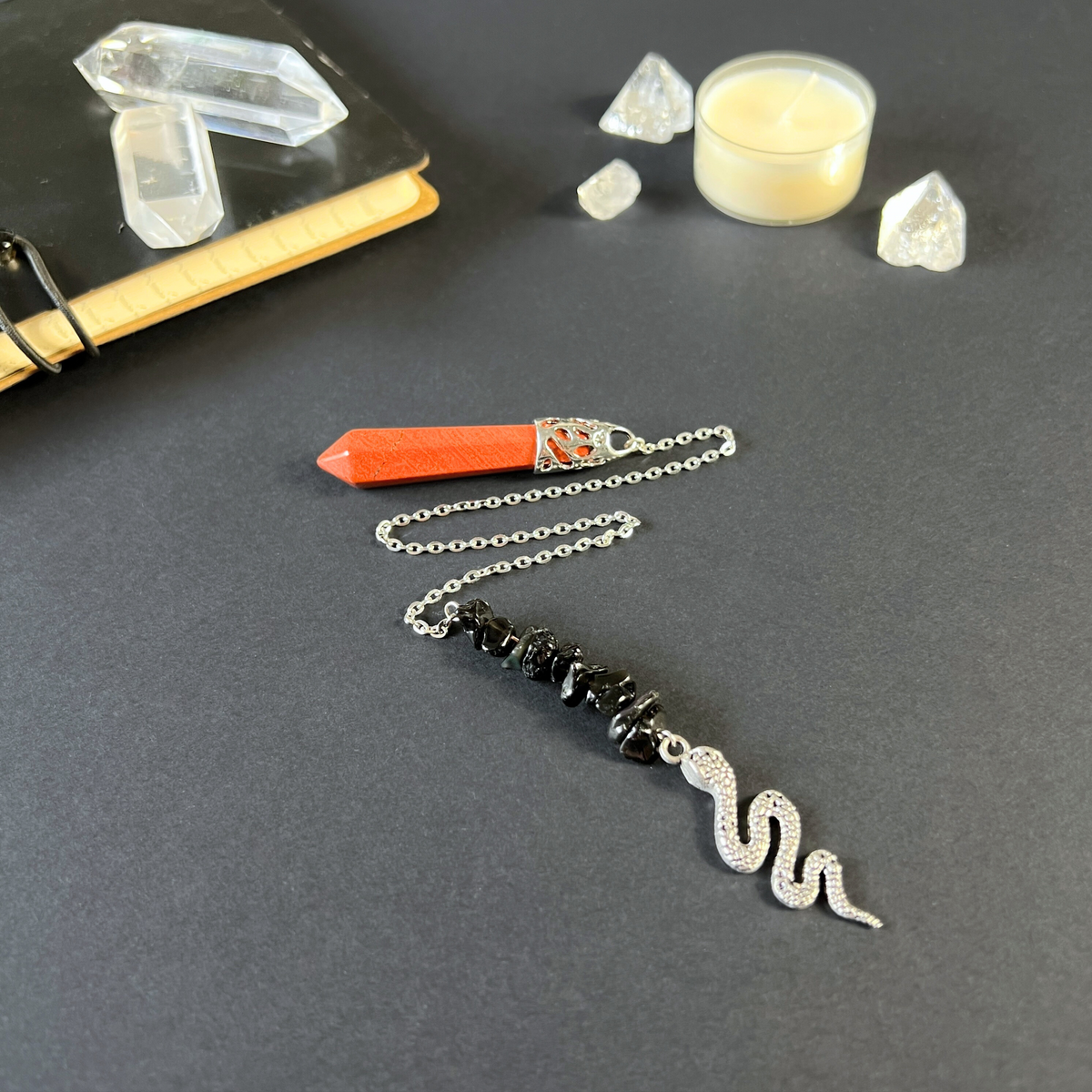 Pendule serpent en jaspe rouge et obsidienne
