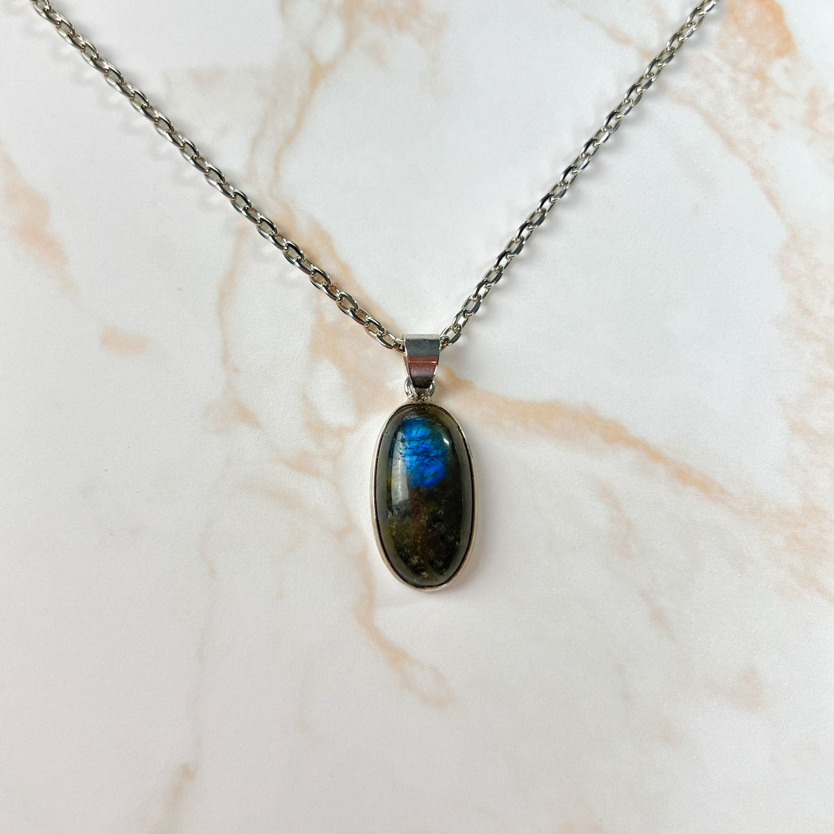 Labradorite pendant necklace lithotherapy jewelry Baguette Magick