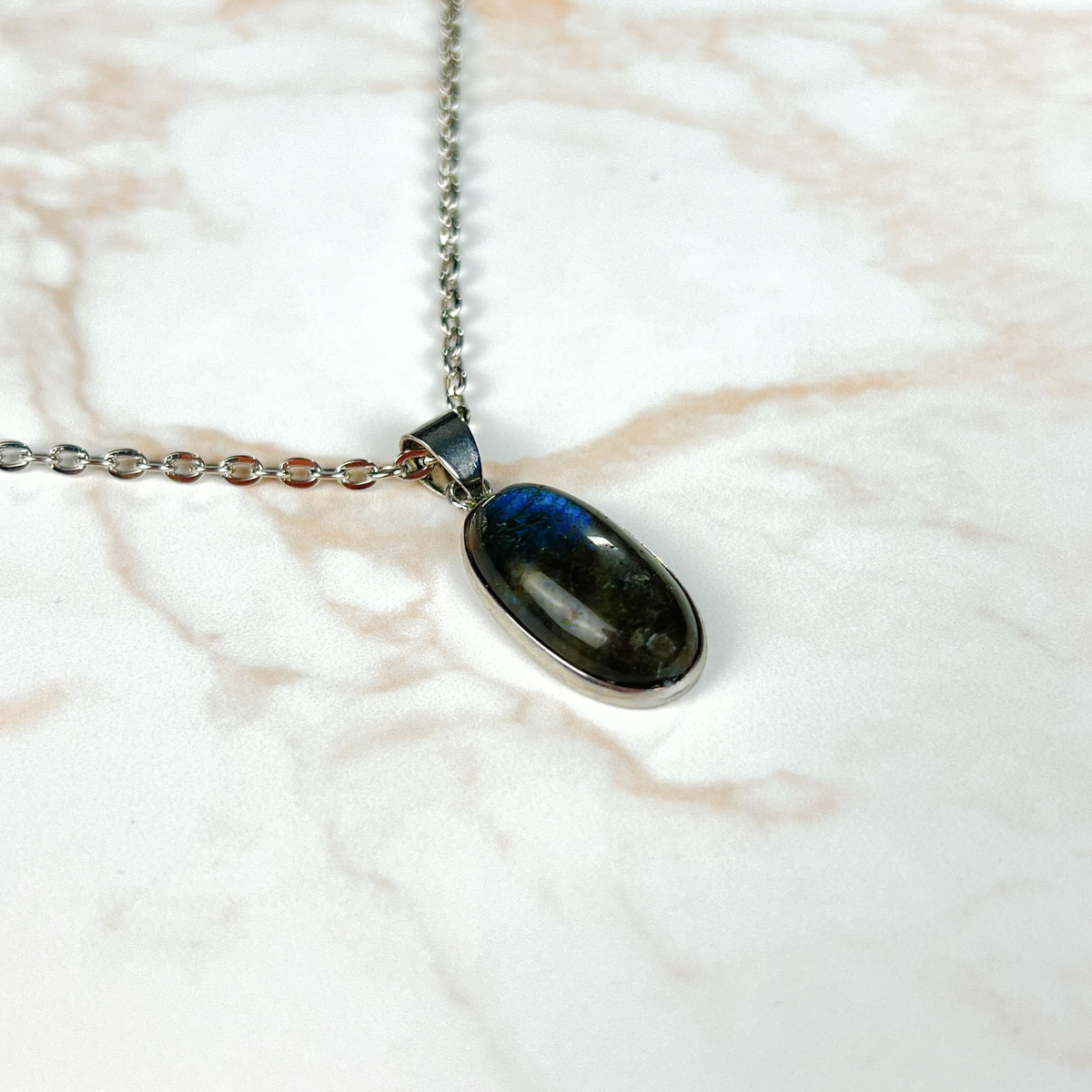 Labradorite pendant necklace lithotherapy jewelry Baguette Magick
