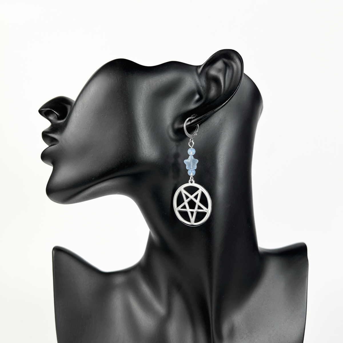 Boucles d'oreilles gothiques pastel pentacle inversé, avec étoiles bleues et opalite