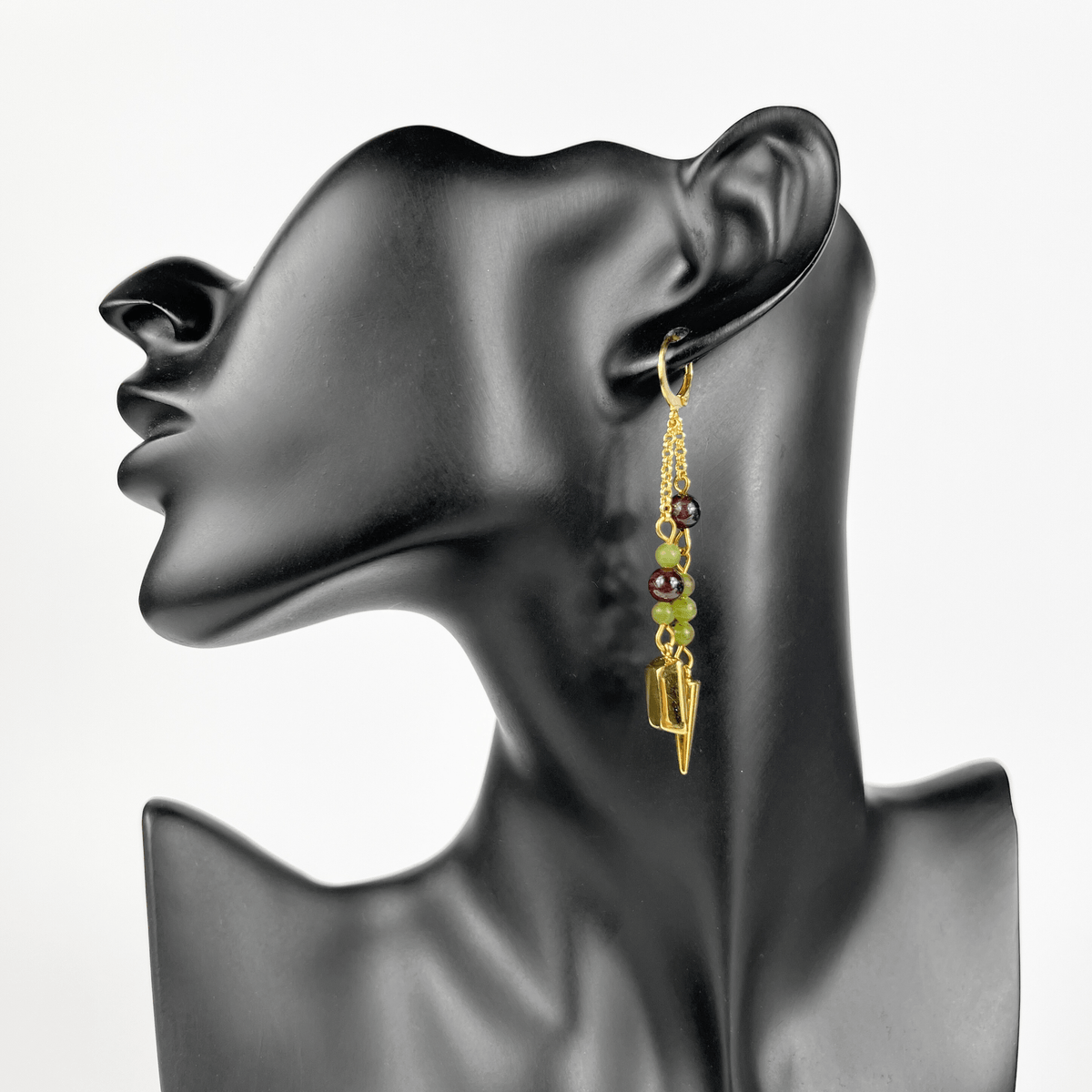 Boucles d'oreilles talisman de richesse en grenat et jade vert, lingot d'or et pointe, pour manifester l'abondance