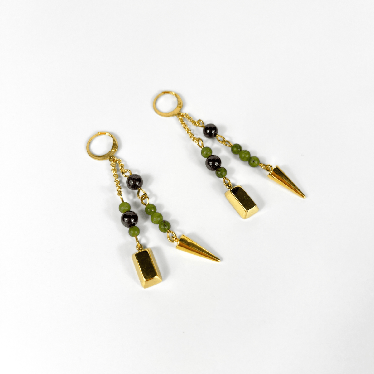 Boucles d'oreilles talisman de richesse en grenat et jade vert, lingot d'or et pointe, pour manifester l'abondance