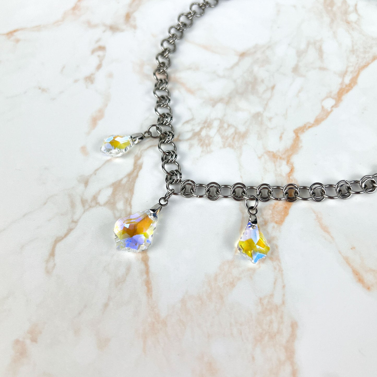 Sparkling crystal necklace, yellow and blue irridescence, chainmail chain, stainless steel Baguette Magick