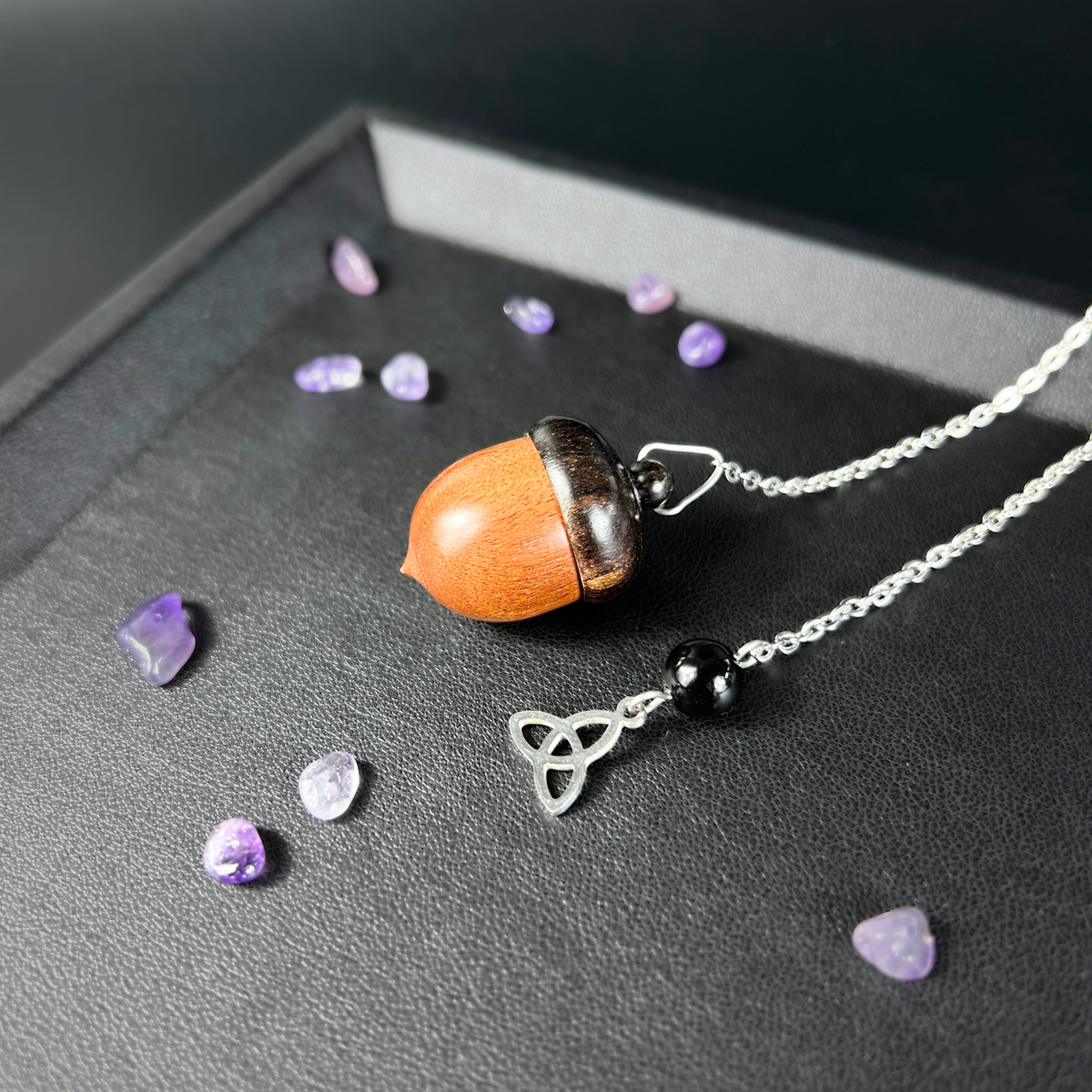 Pendule de chambre en gland, ébène, obsidienne arc-en-ciel