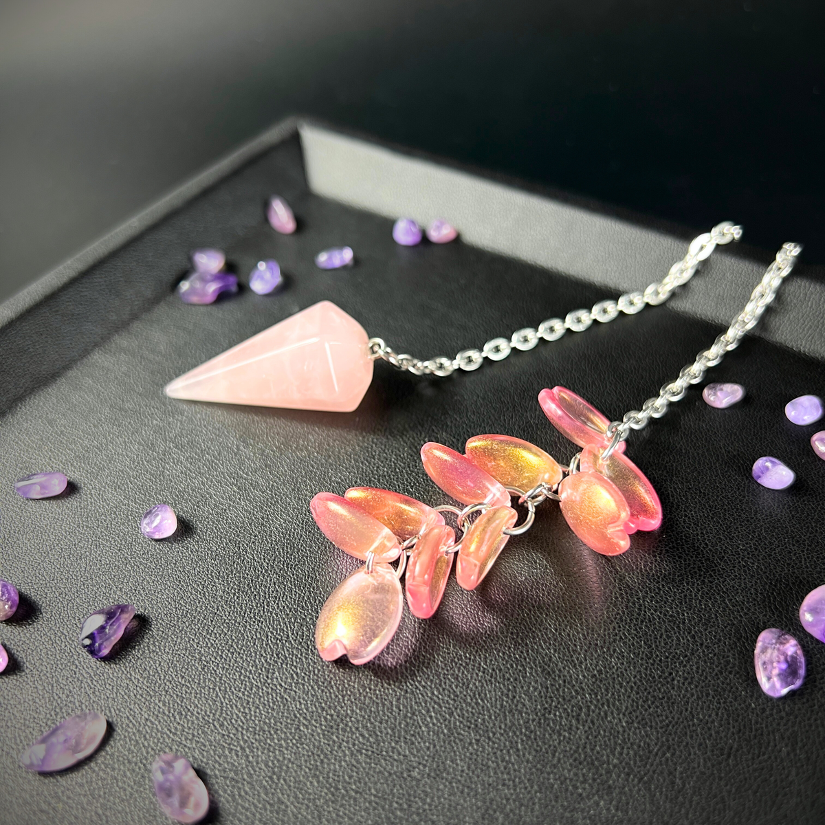 Pendule de radiesthésie en quartz rose et pétales de sakura