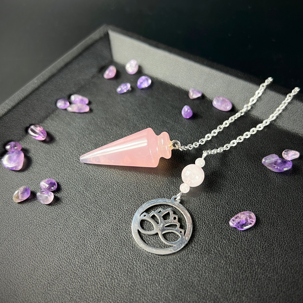Pendule fleur de lotus en quartz rose