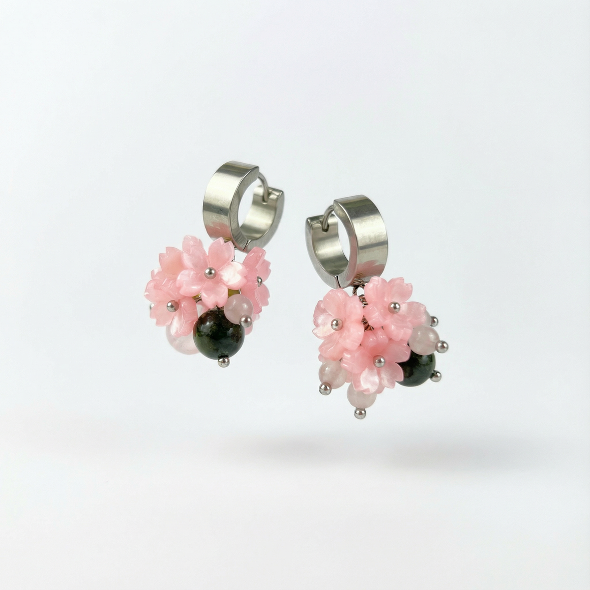 Boucles d'oreilles Sakura Bloom : quartz rose et jade vert sur des créoles épaisses