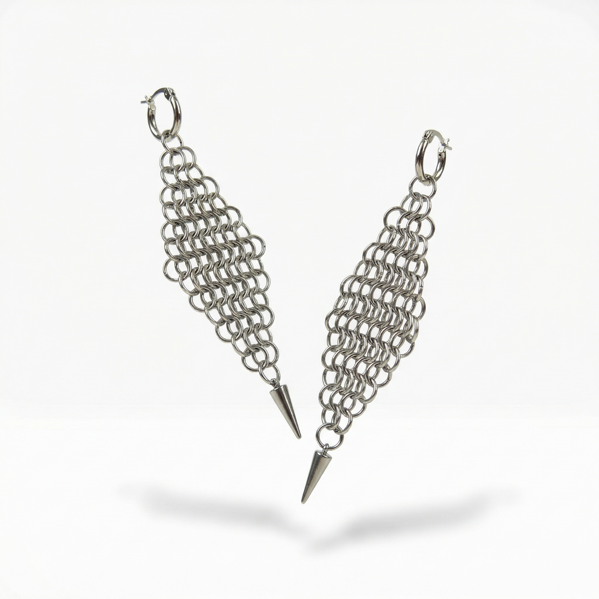 Boucles d'oreilles maxi en cotte de mailles en forme de diamant avec pointes