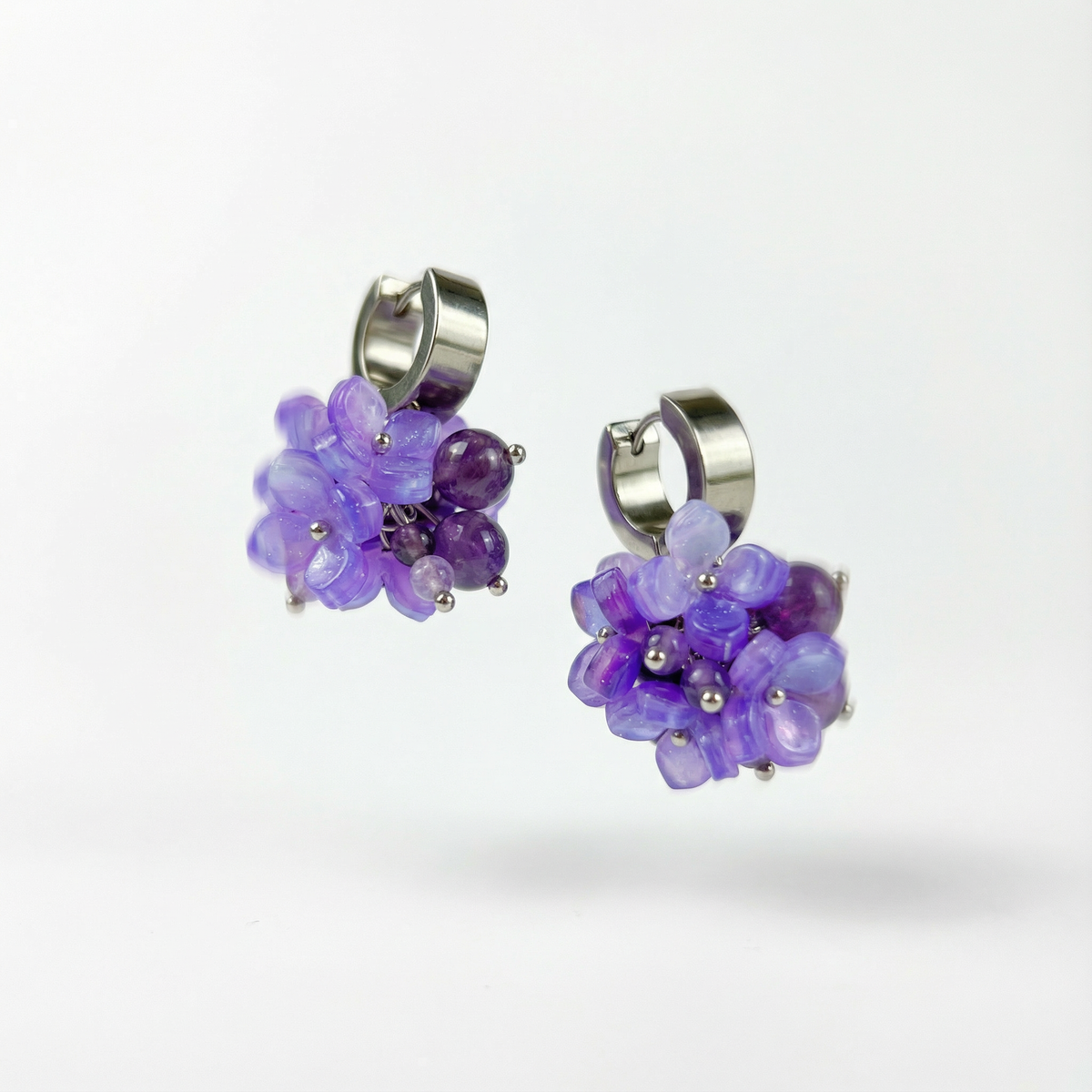 Boucles d'oreilles en fleurs d'hortensia, perles d'améthyste sur créoles épaisses