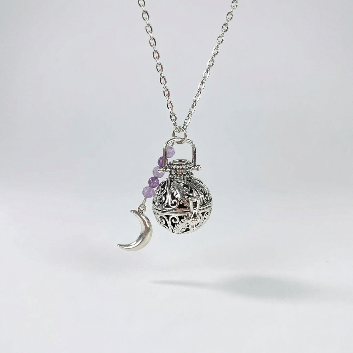 Médaillon d'améthyste rococo et collier croissant de Lune
