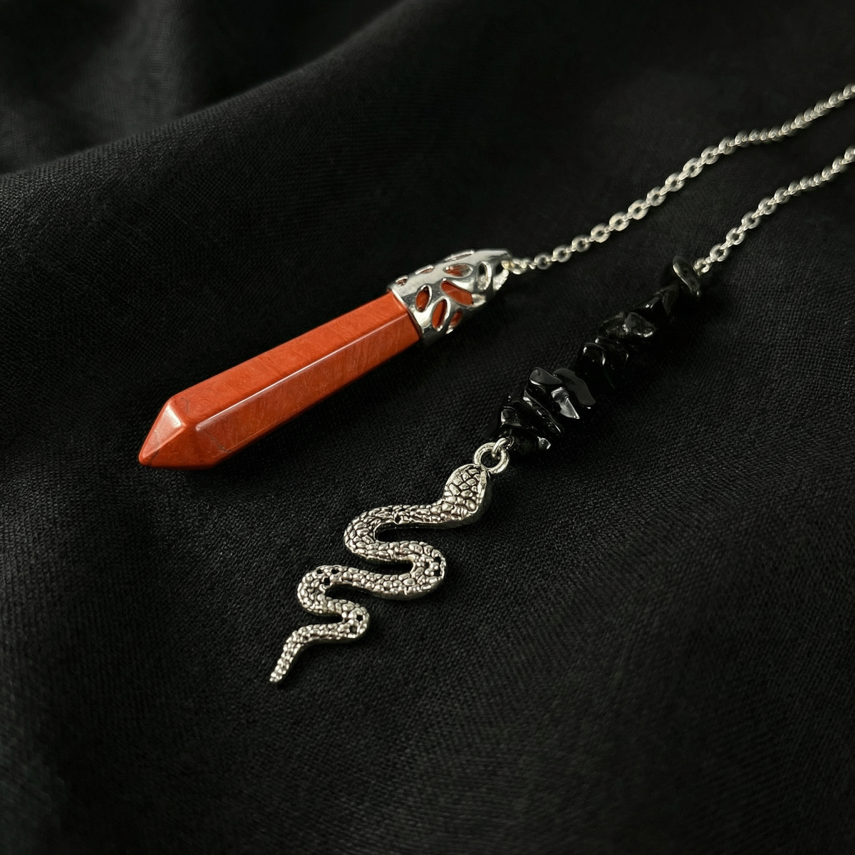 Pendule serpent en jaspe rouge et obsidienne