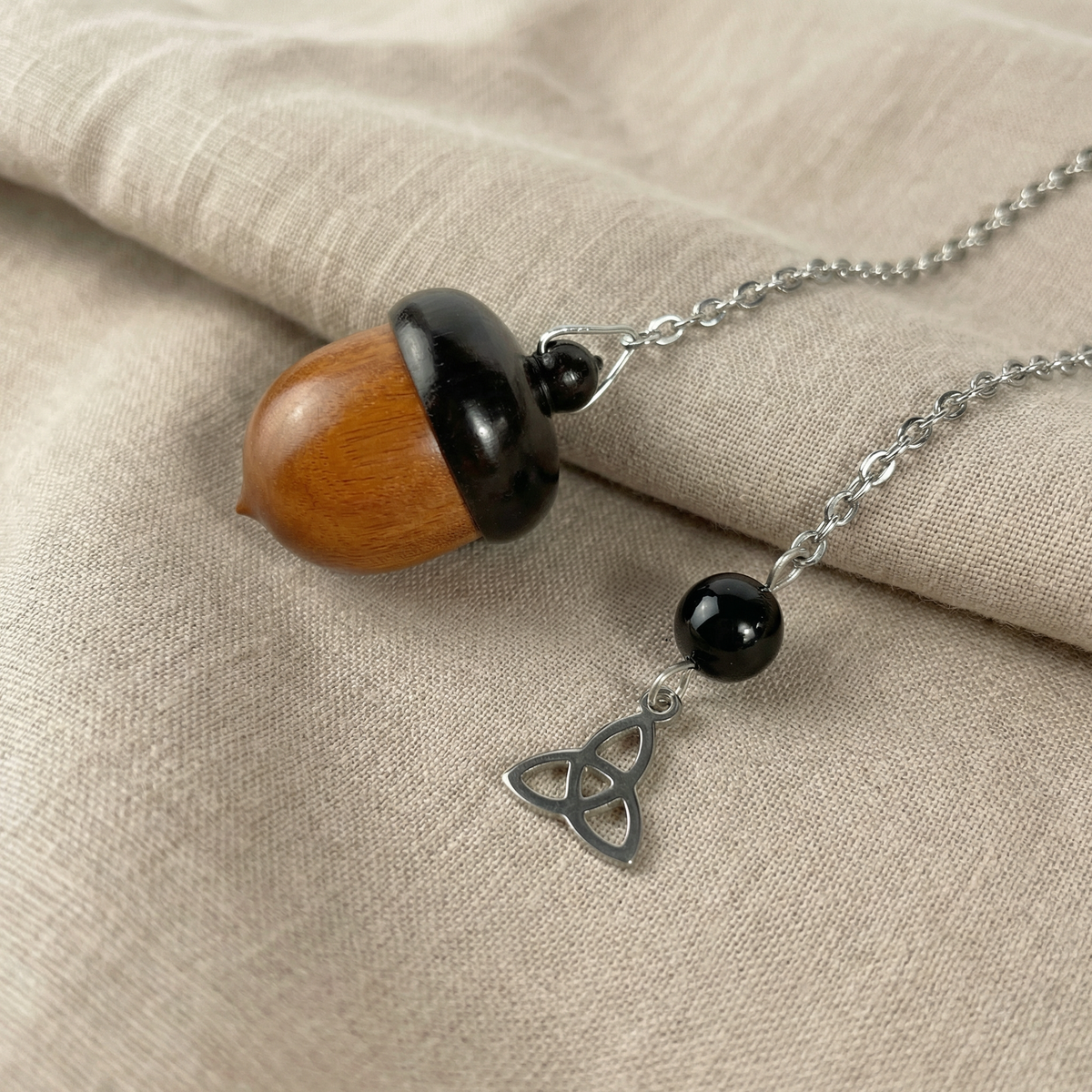 Pendule de chambre en gland, ébène, obsidienne arc-en-ciel