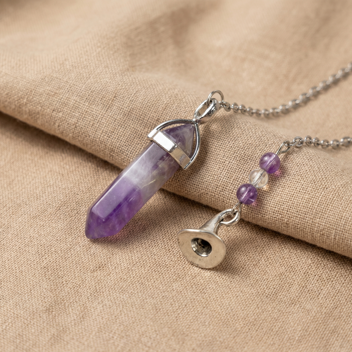 Pendule de divination en améthyste et chapeau pointu de sorcière