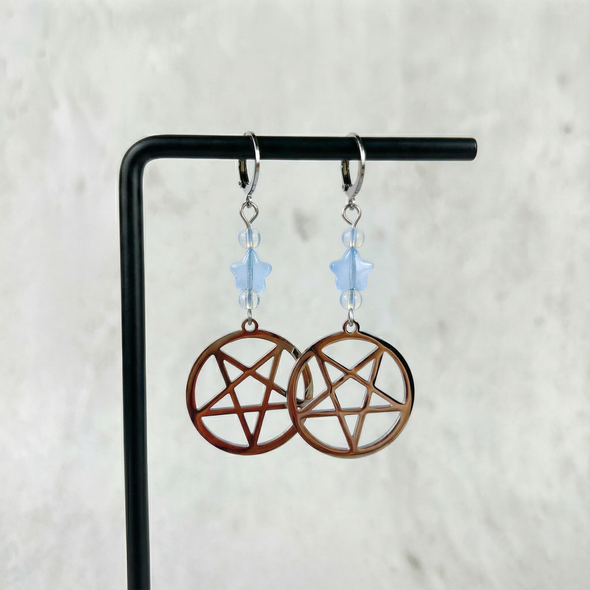Boucles d'oreilles gothiques pastel pentacle inversé, avec étoiles bleues et opalite