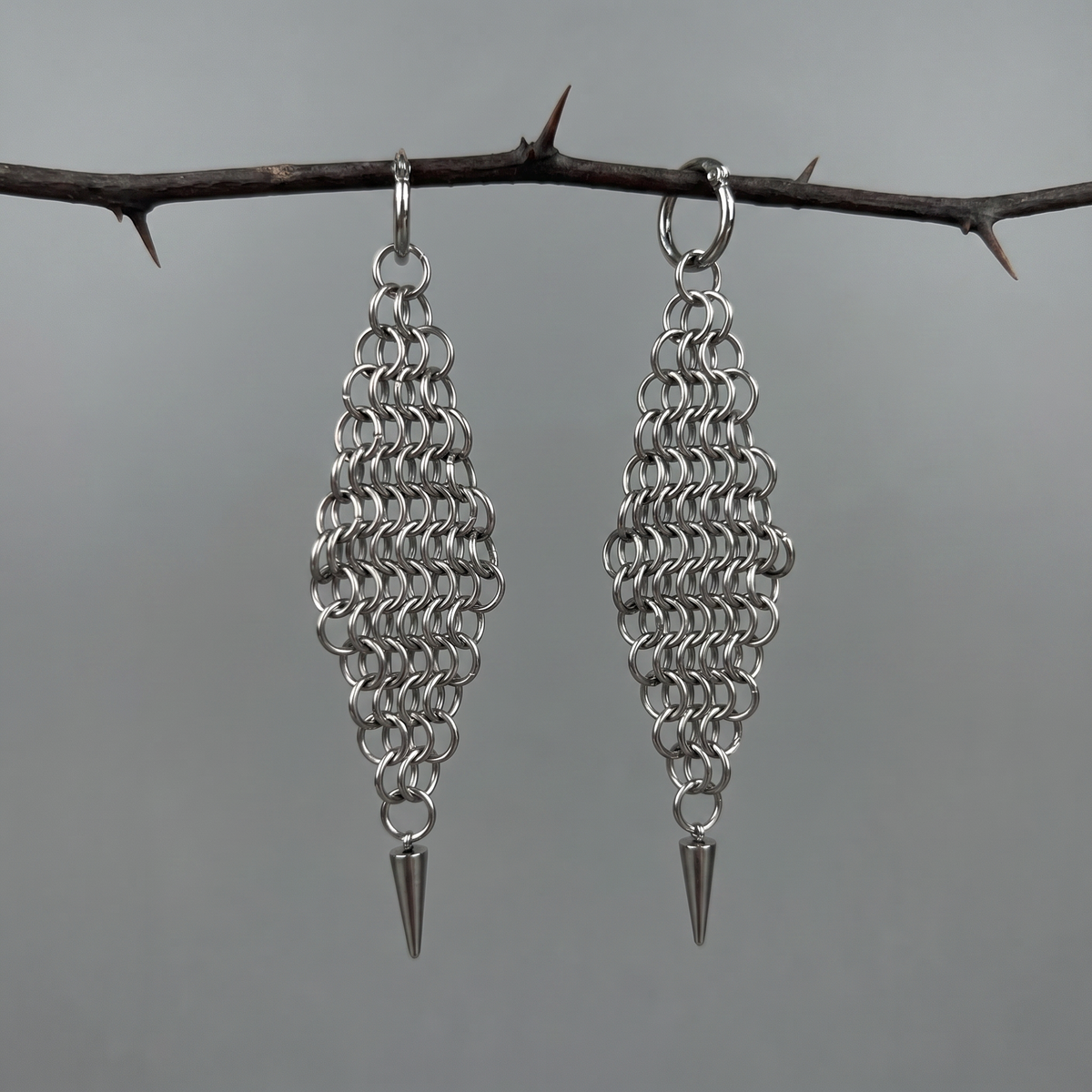 Boucles d'oreilles maxi en cotte de mailles en forme de diamant avec pointes