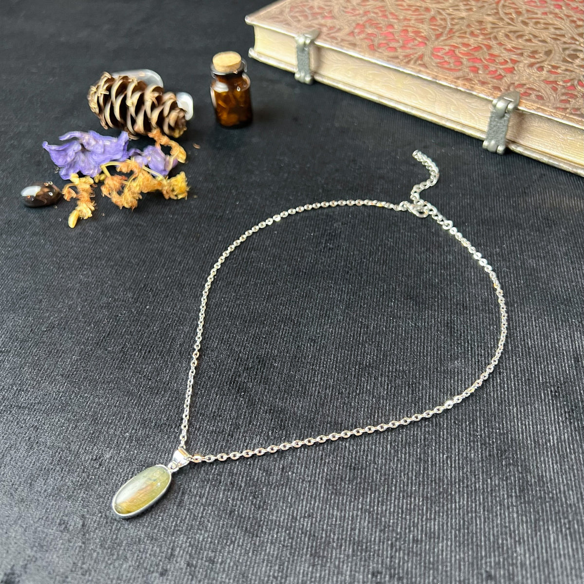 Labradorite pendant necklace lithotherapy jewelry Baguette Magick