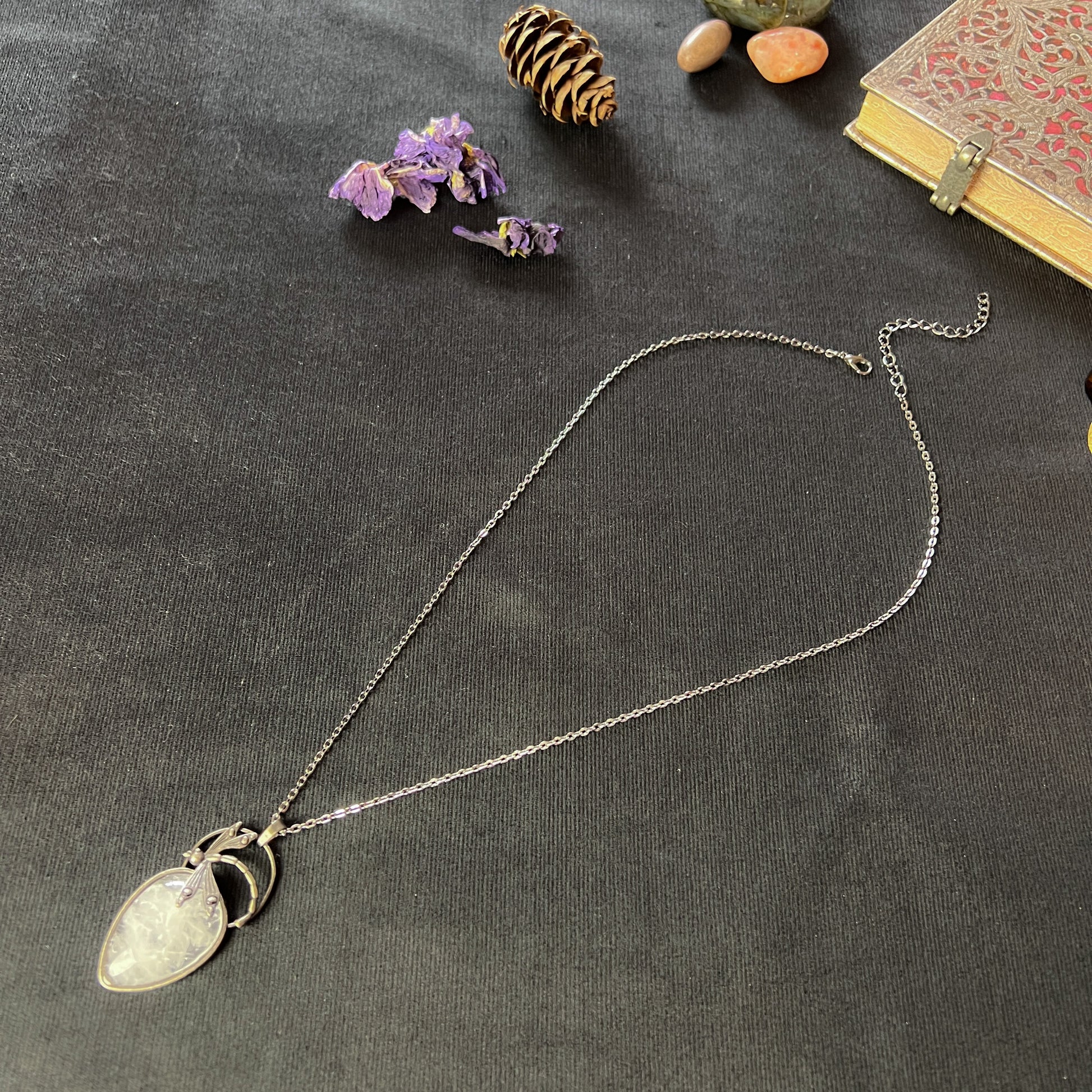 Dragonfly gemstone necklace in quartz, lapis lazuli or amethyst Baguette Magick