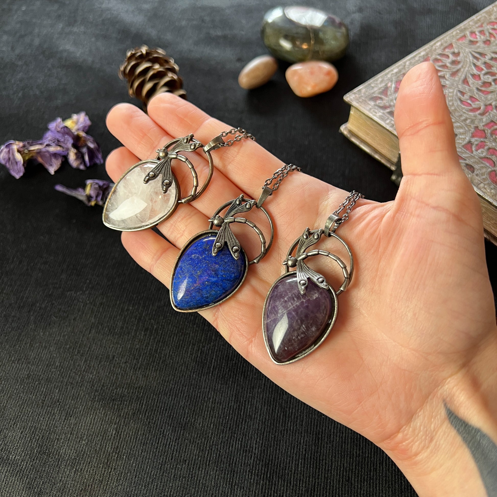 Dragonfly gemstone necklace in quartz, lapis lazuli or amethyst Baguette Magick
