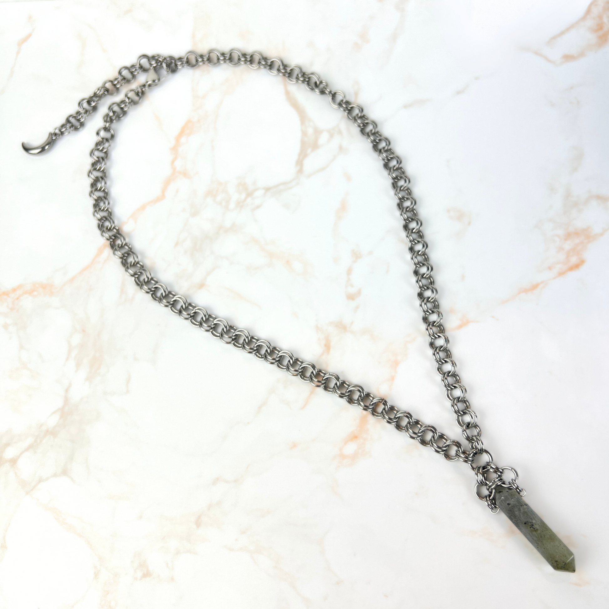 Labradorite point long chainmail necklace, with a crescent moon, stainless steel Baguette Magick