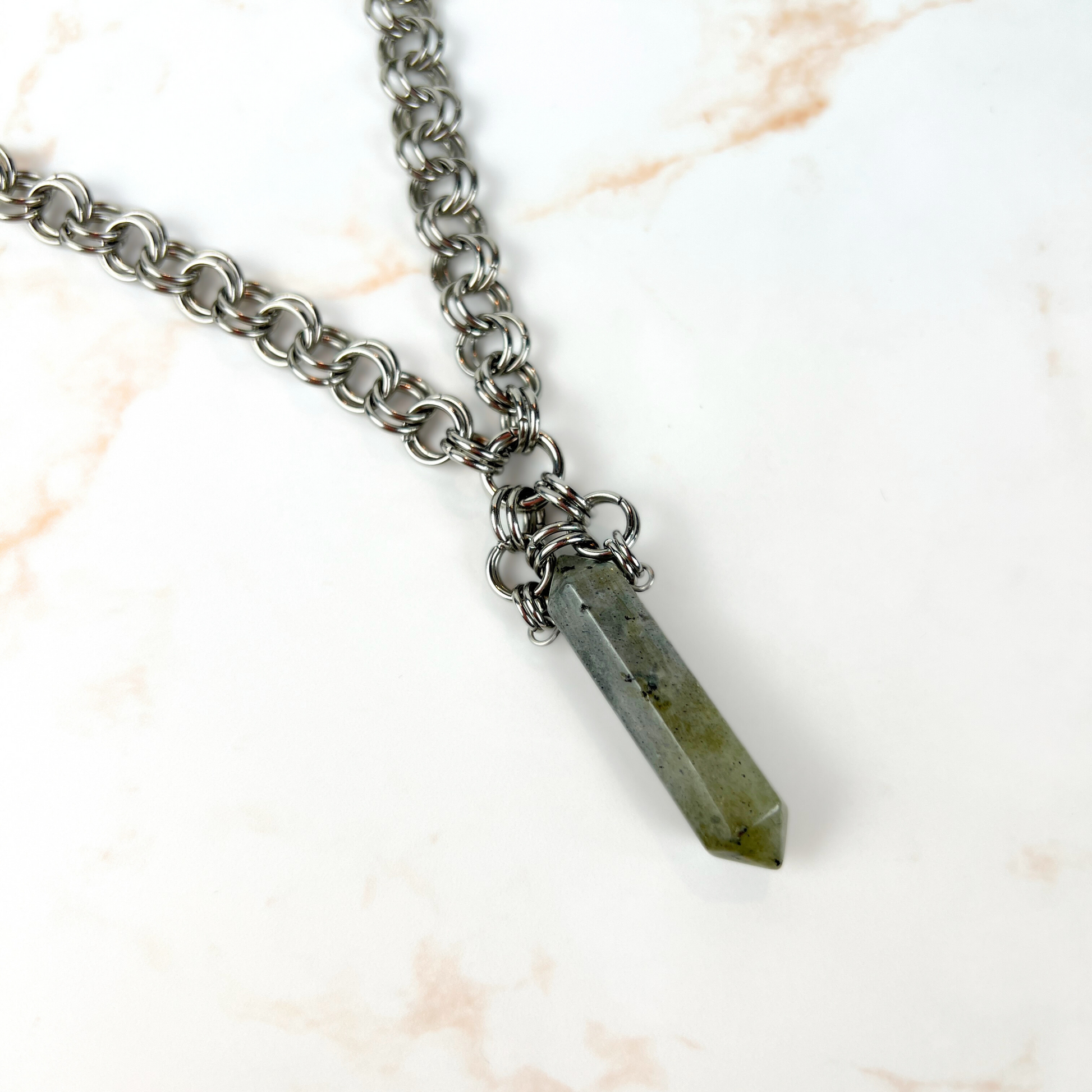 Labradorite point long chainmail necklace, with a crescent moon, stainless steel Baguette Magick