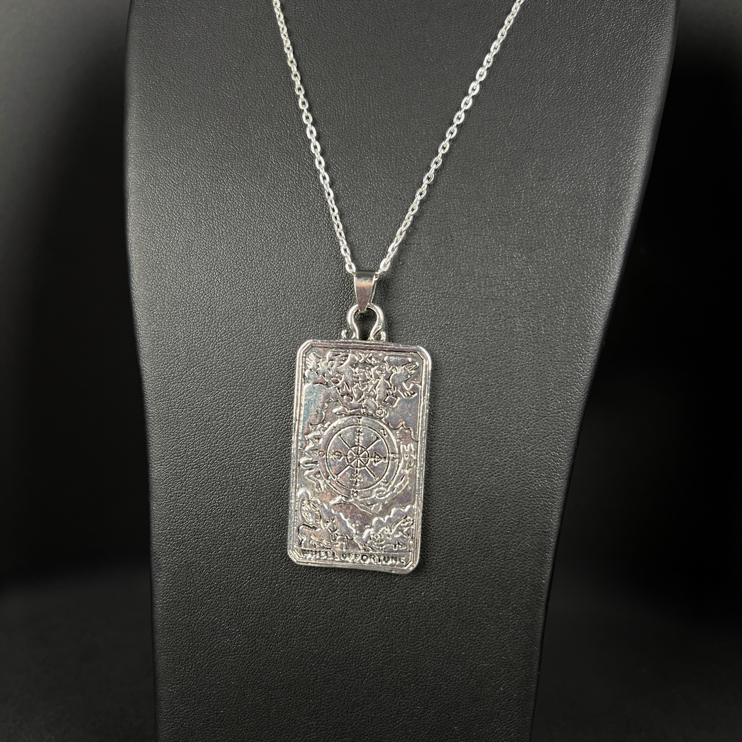 Collier arcanes de tarot de roue de fortune avec un pendentif réversible