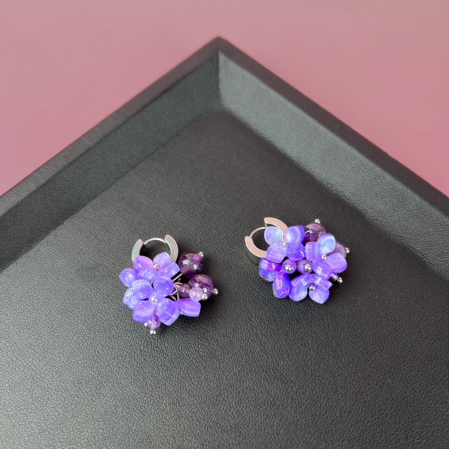 Boucles d'oreilles en fleurs d'hortensia, perles d'améthyste sur créoles épaisses