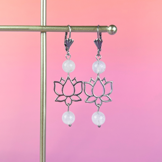 Boucles d'oreilles spirituelles en quartz clair et fleur de lotus