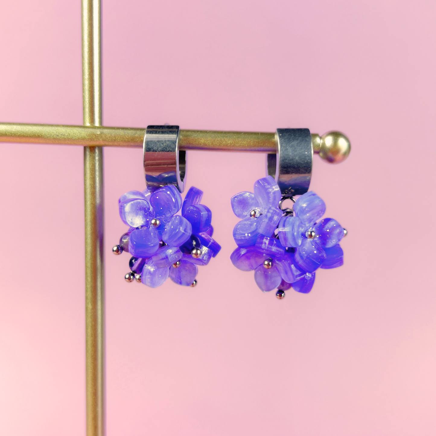Boucles d'oreilles en fleurs d'hortensia, perles d'améthyste sur créoles épaisses