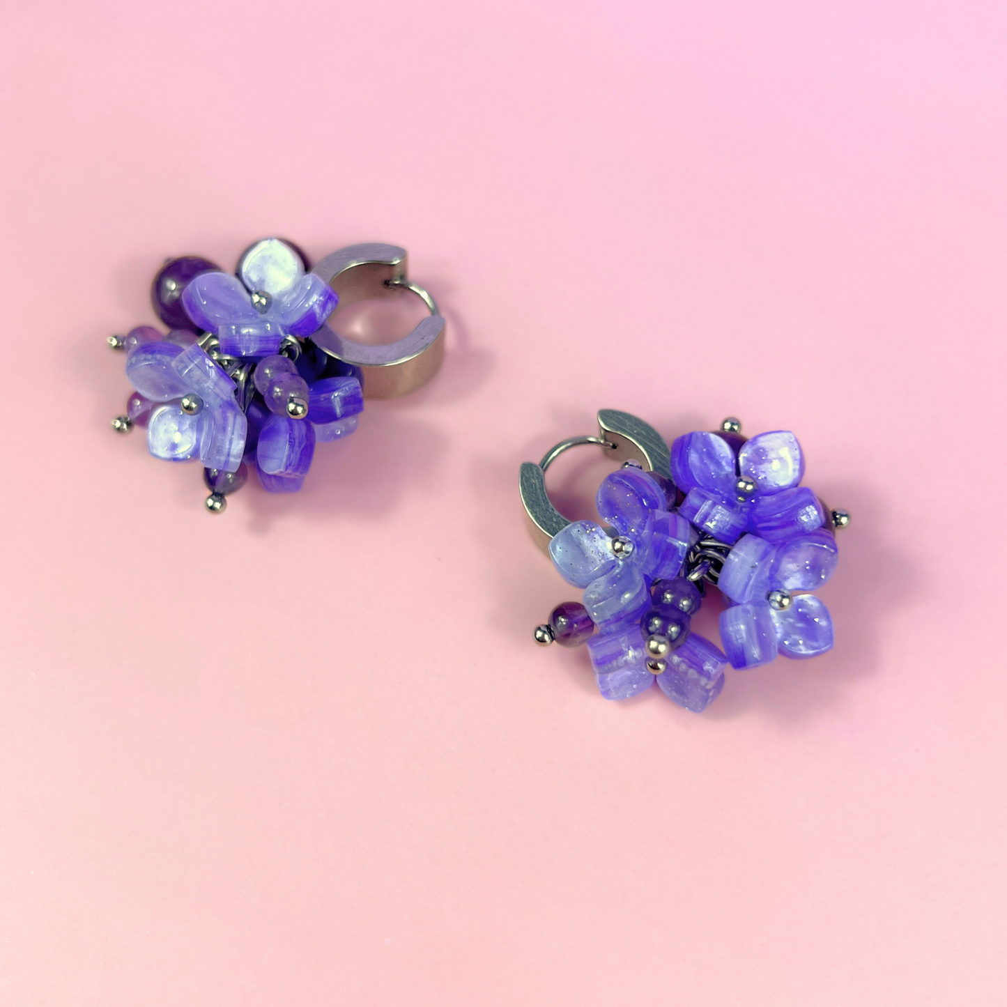 Boucles d'oreilles en fleurs d'hortensia, perles d'améthyste sur créoles épaisses