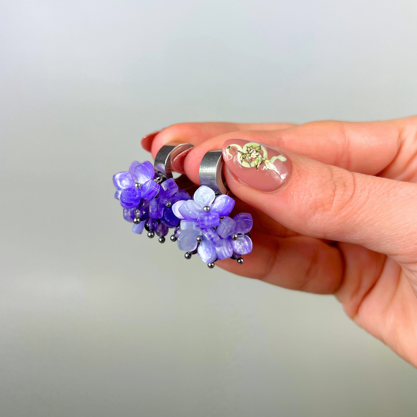 Boucles d'oreilles en fleurs d'hortensia, perles d'améthyste sur créoles épaisses