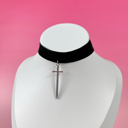 Collier ras du cou gothique médiéval fantastique en velours noir avec épée