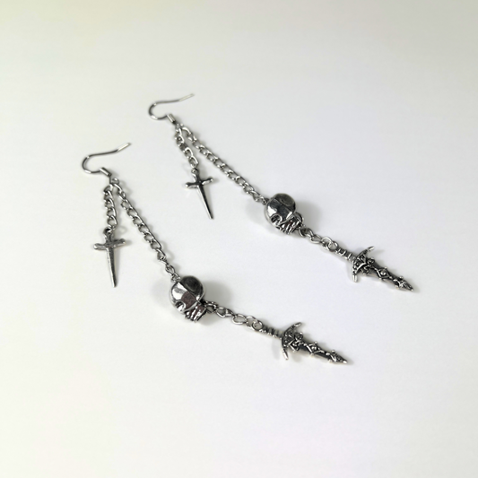 Longues boucles d'oreilles tête de mort et poignards