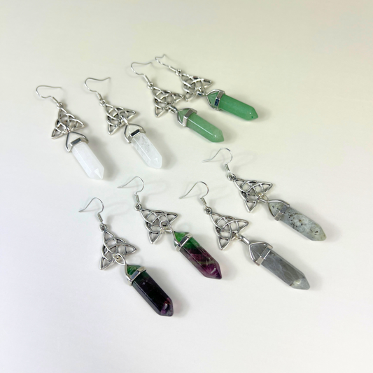 Boucles d'oreilles celtiques triquetra et pierres précieuses