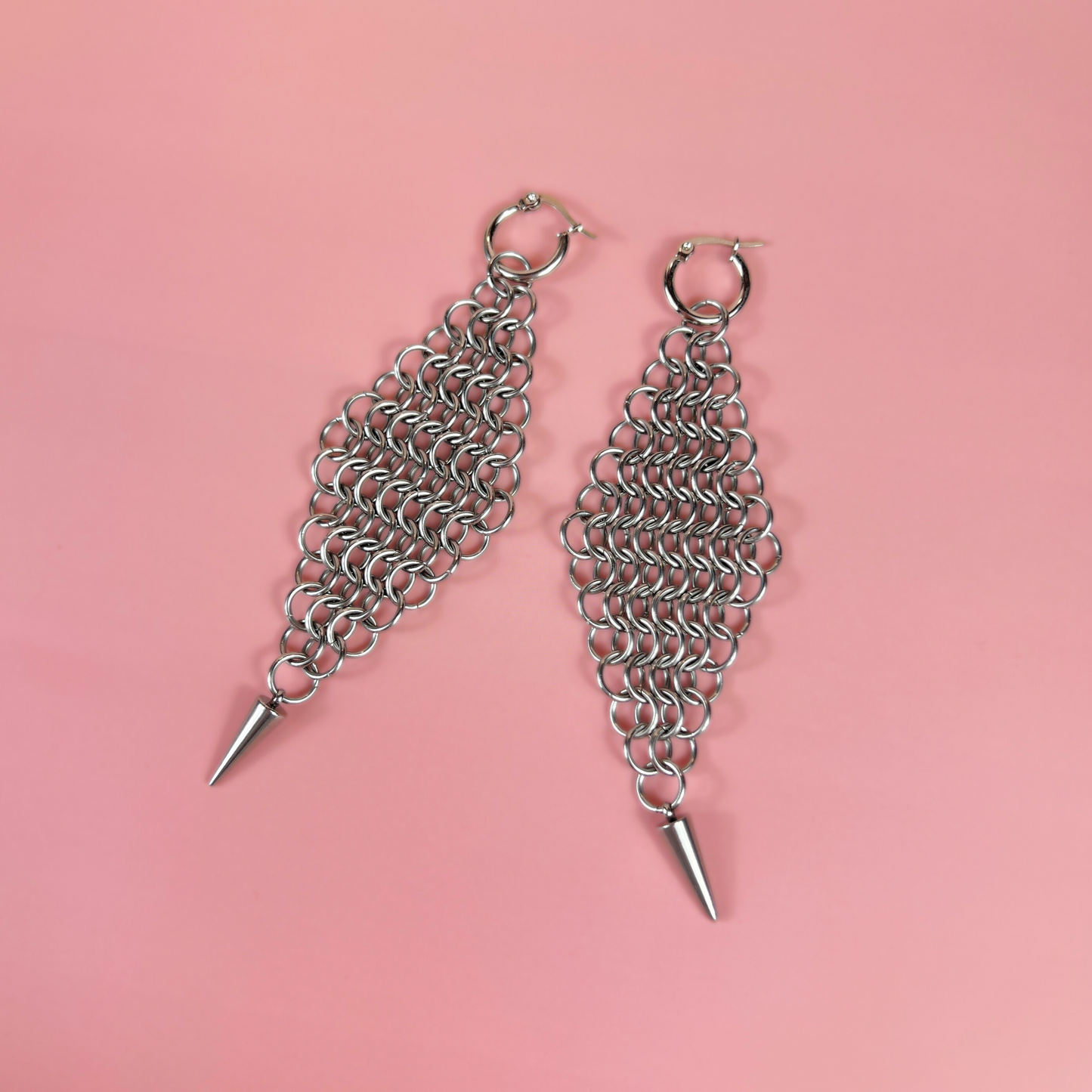 Boucles d'oreilles maxi en cotte de mailles en forme de diamant avec pointes