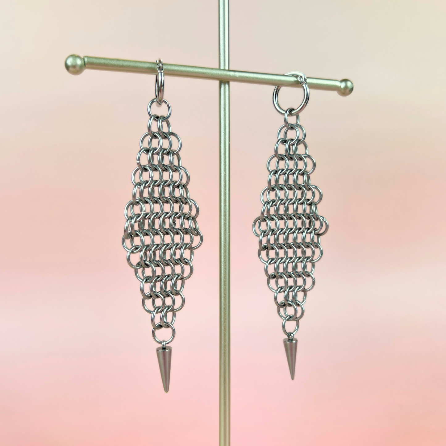Boucles d'oreilles maxi en cotte de mailles en forme de diamant avec pointes