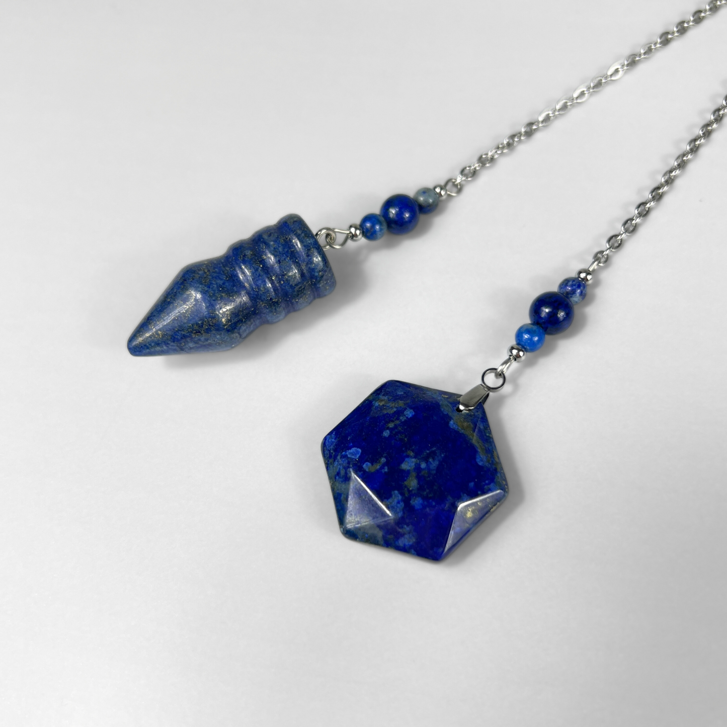 Pendule en lapis-lazuli en forme de balle, avec une gemme hexagonale