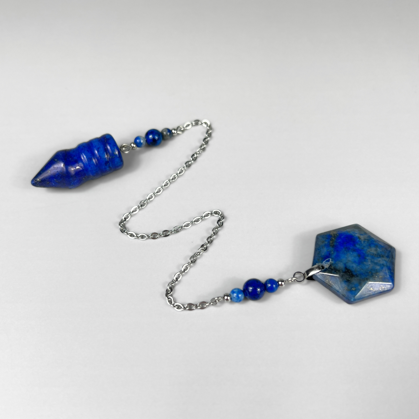 Pendule en lapis-lazuli en forme de balle, avec une gemme hexagonale