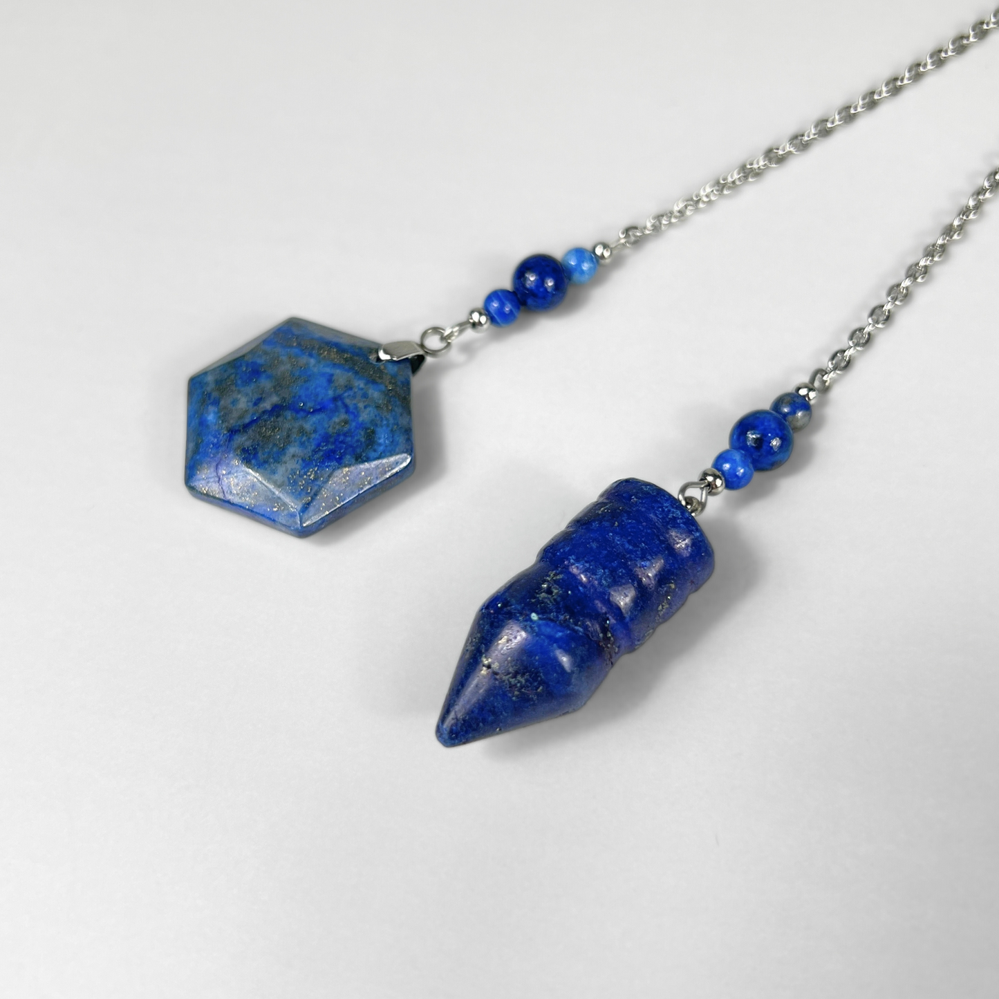 Pendule en lapis-lazuli en forme de balle, avec une gemme hexagonale
