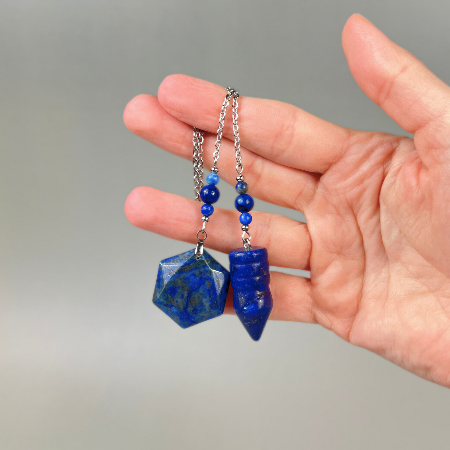 Pendule en lapis-lazuli en forme de balle, avec une gemme hexagonale