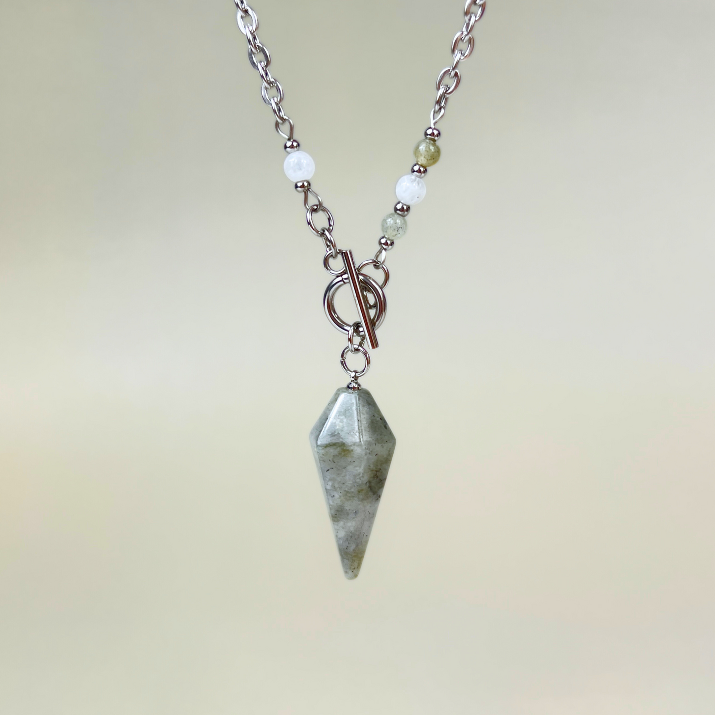 Collier pendule en labradorite et pierre de lune, fermoir à bascule
