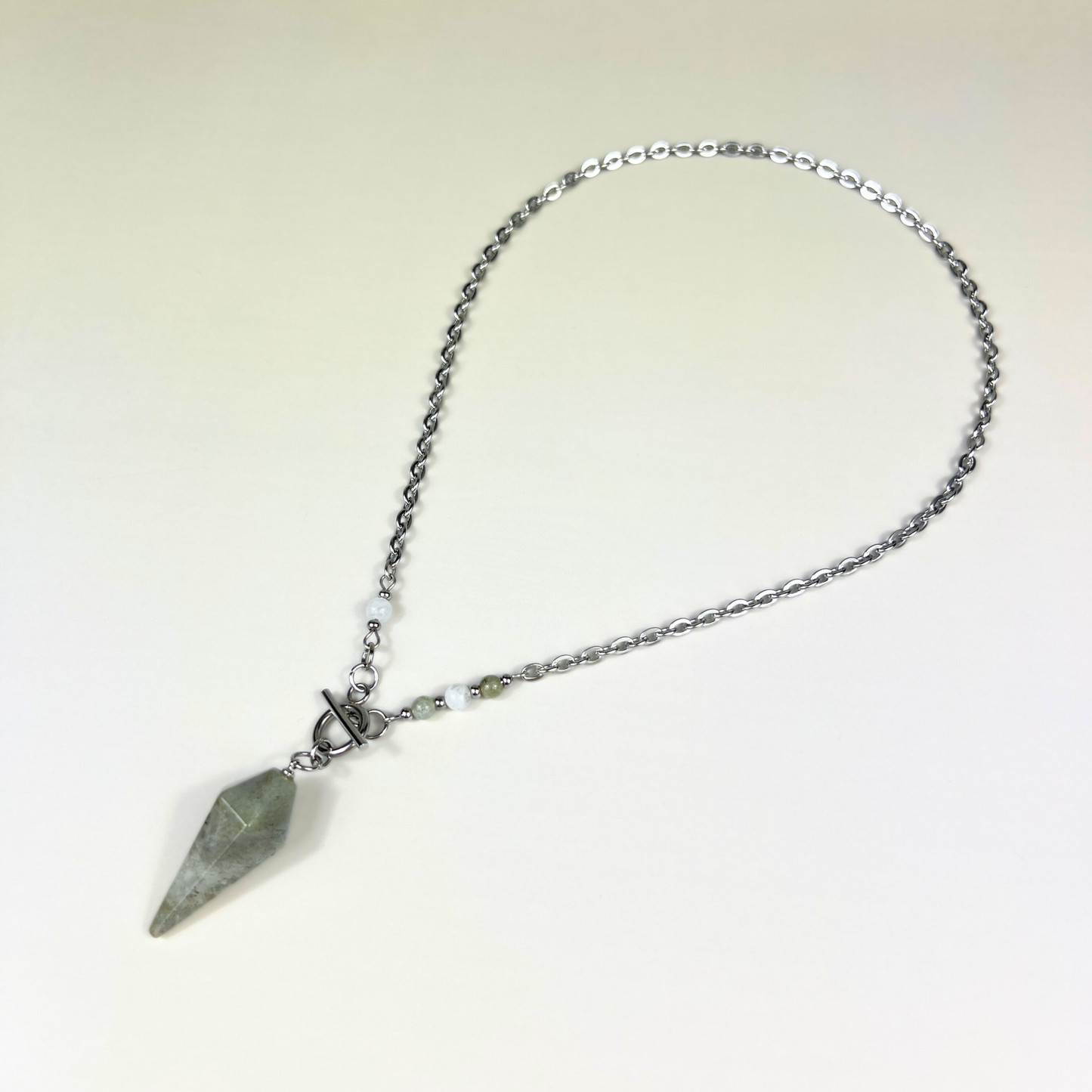 Collier pendule en labradorite et pierre de lune, fermoir à bascule