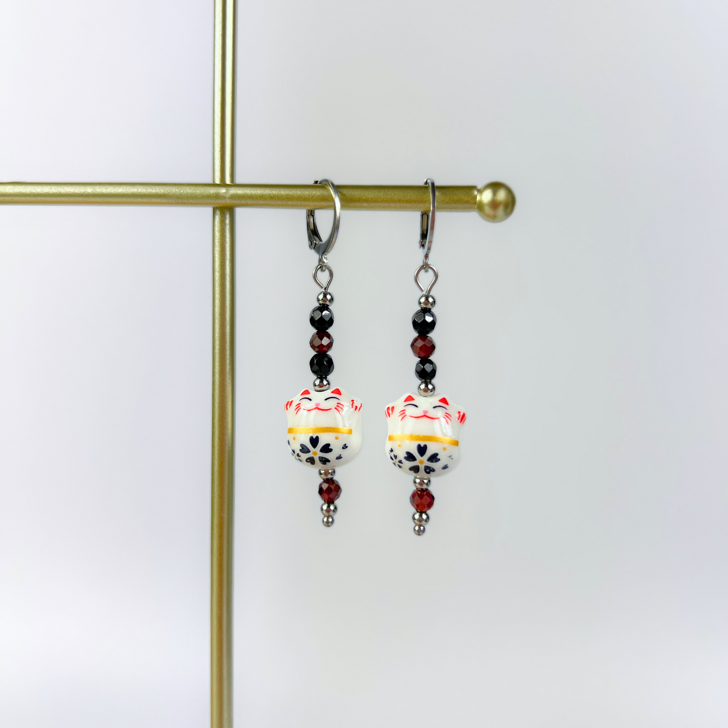Boucles d'oreilles Maneki Neko, Onyx &amp; Grenat