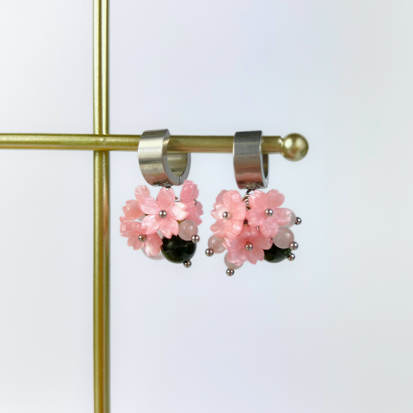 Boucles d'oreilles Sakura Bloom : quartz rose et jade vert sur des créoles épaisses