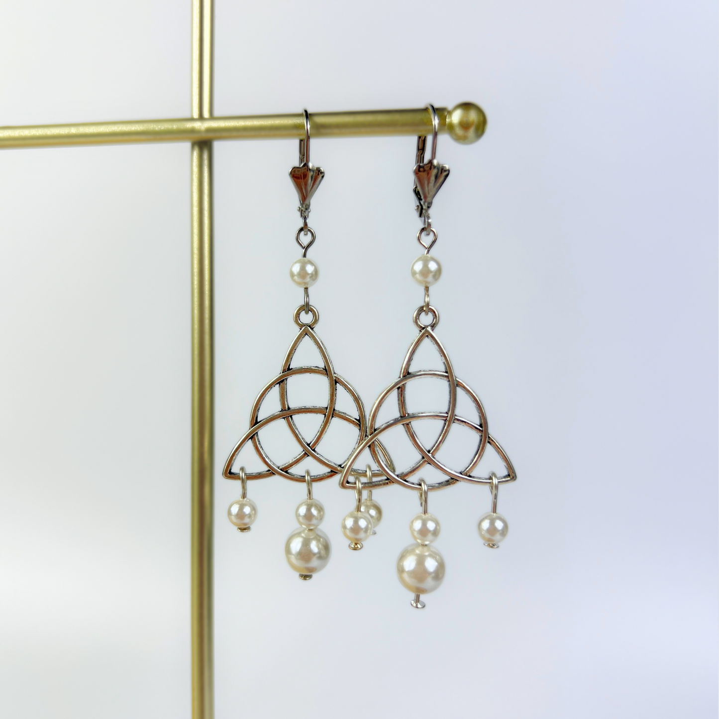 Boucles d'oreilles victoriennes édouardiennes en forme de triquetra et de perles en forme de larme