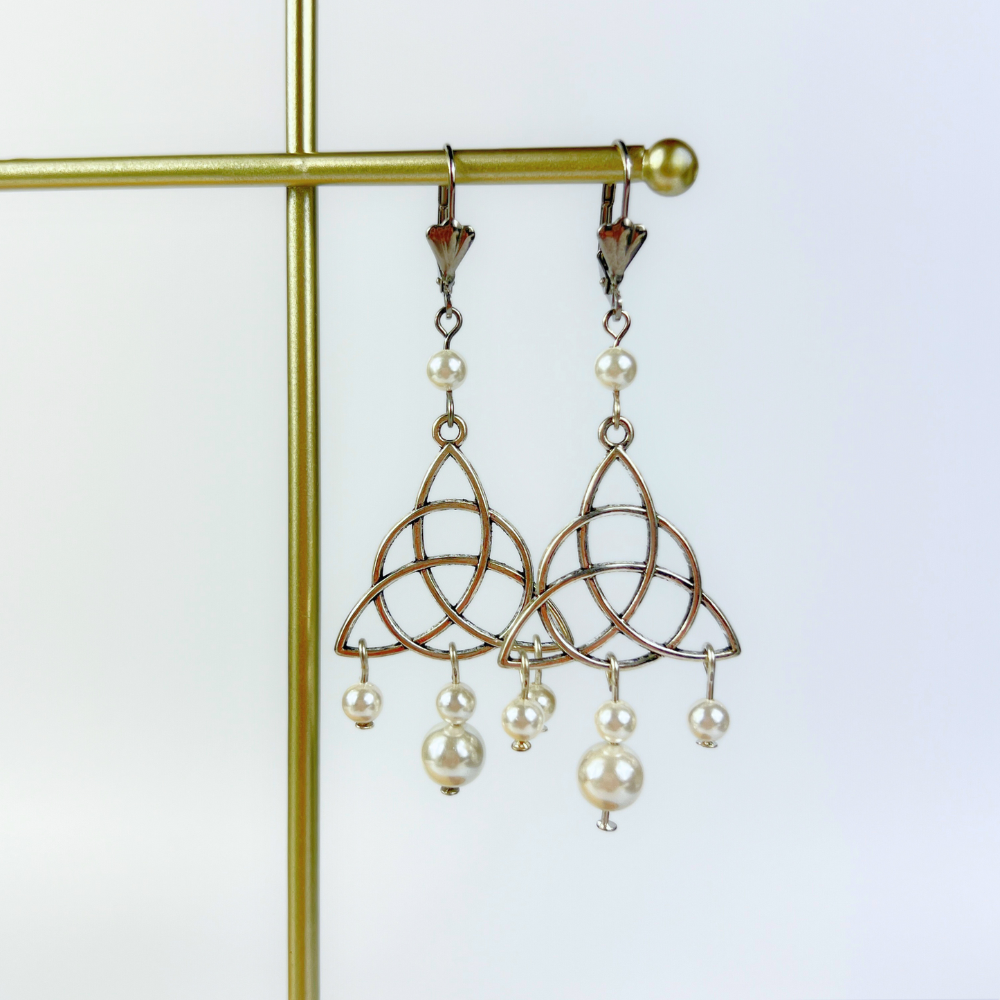 Boucles d'oreilles victoriennes édouardiennes en forme de triquetra et de perles en forme de larme