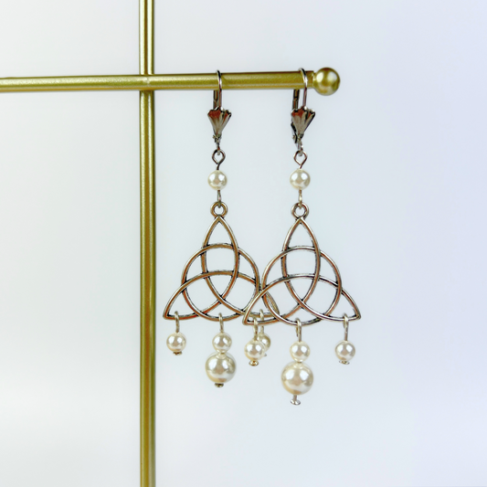 Boucles d'oreilles victoriennes édouardiennes en forme de triquetra et de perles en forme de larme