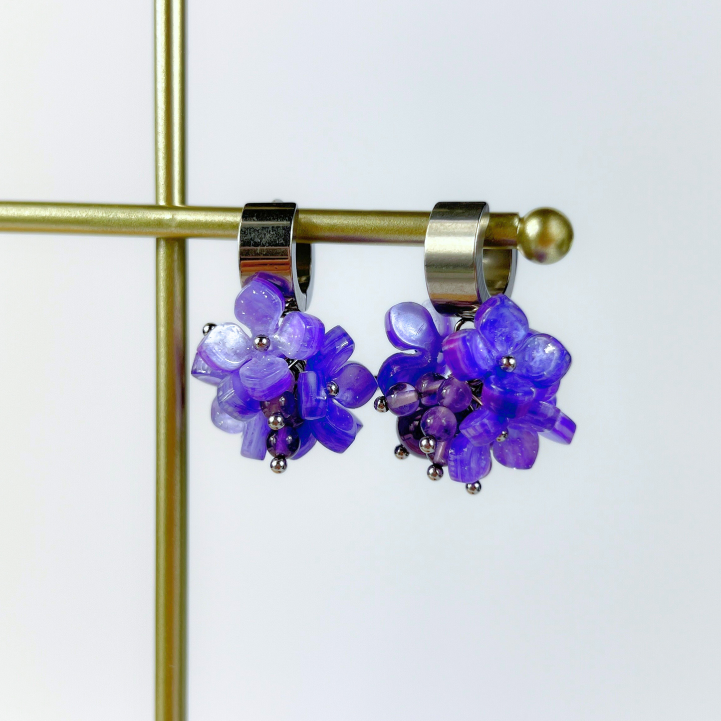 Boucles d'oreilles en fleurs d'hortensia, perles d'améthyste sur créoles épaisses
